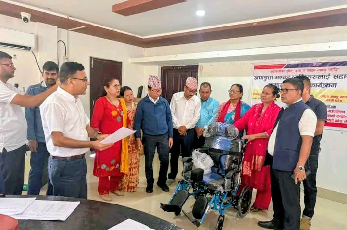 हल्दीबारीको मानवीय पहल : अपाङ्गता भएका नागरिकलाई सहायक सामग्री वितरण